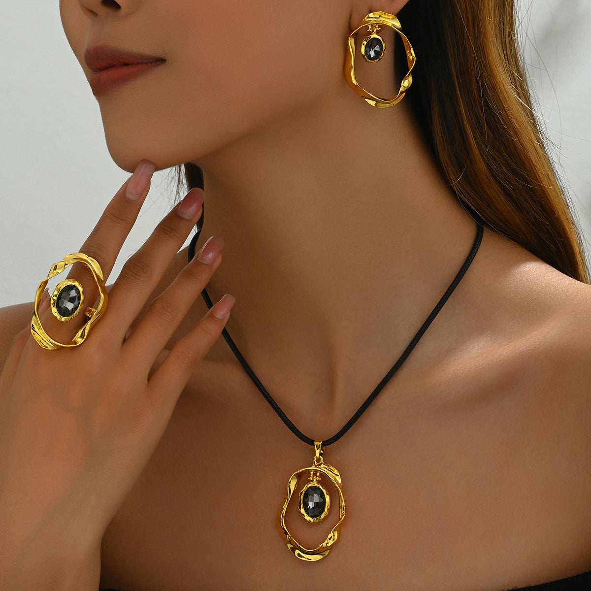 Irregular Oval Frame Jewelry