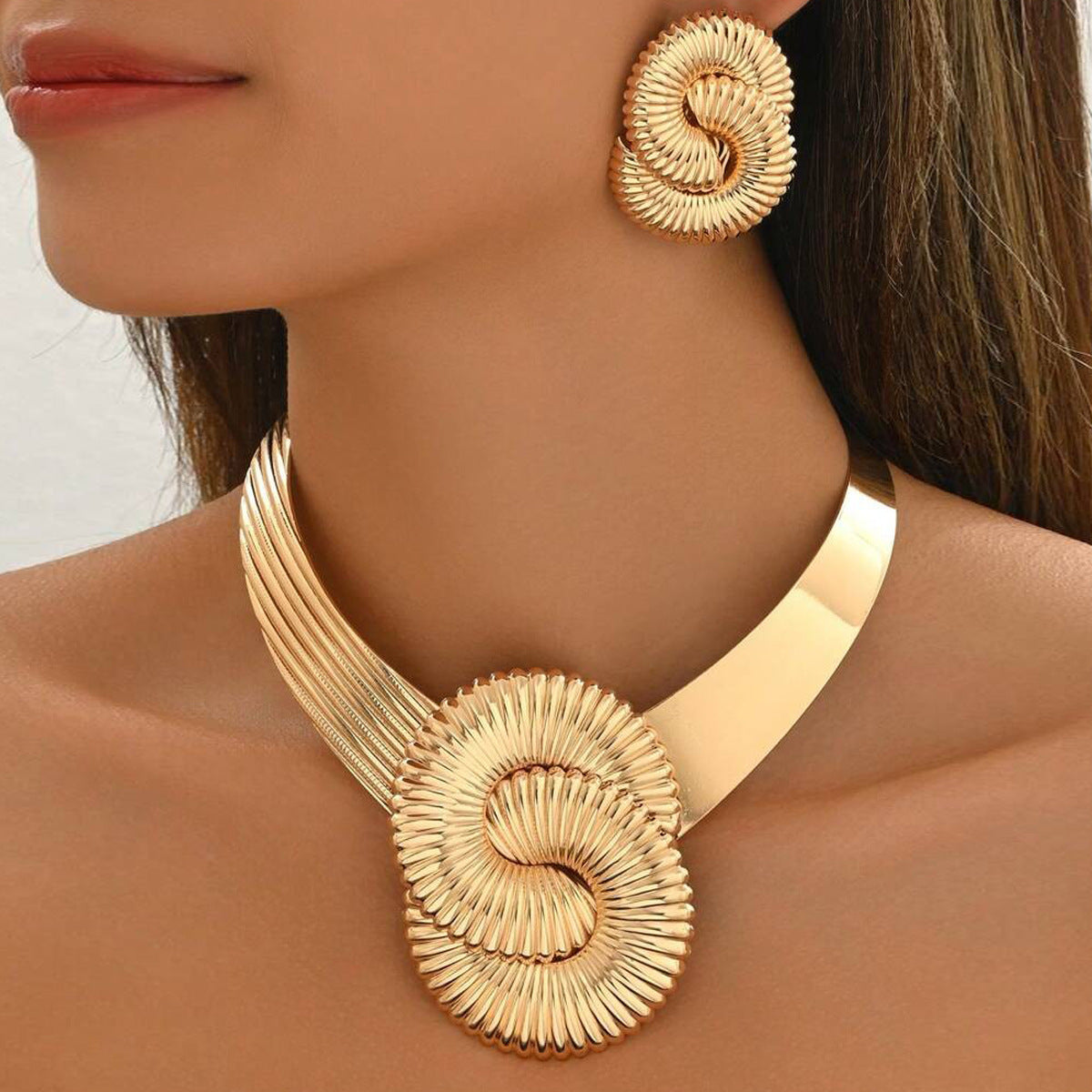 Ribbed Double-Spiral Collar Jewelry
